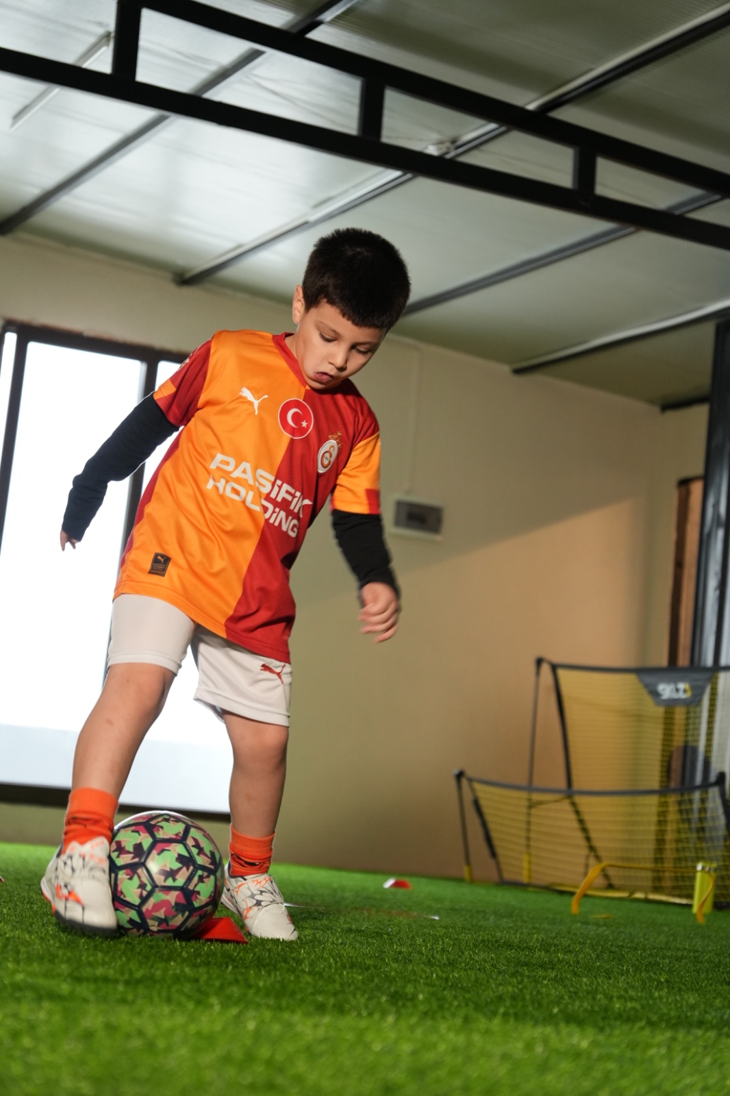 Saha antrenmanı sırasında top kontrolü